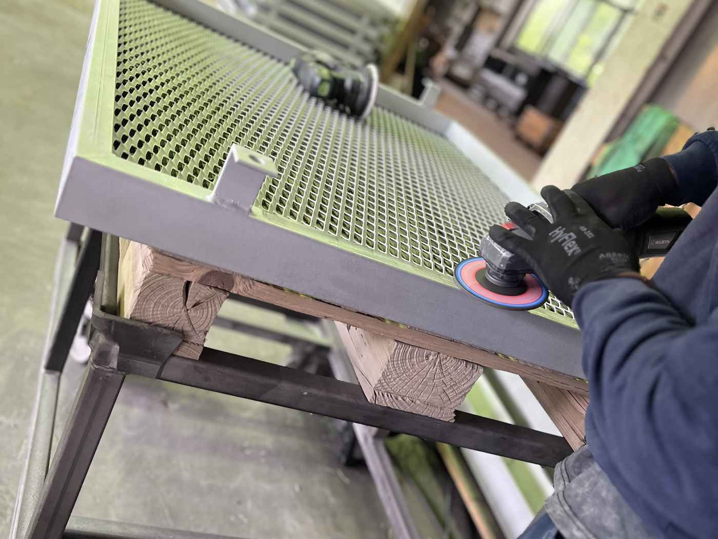 Handarbeit beim Schleifen eines Gitterelements