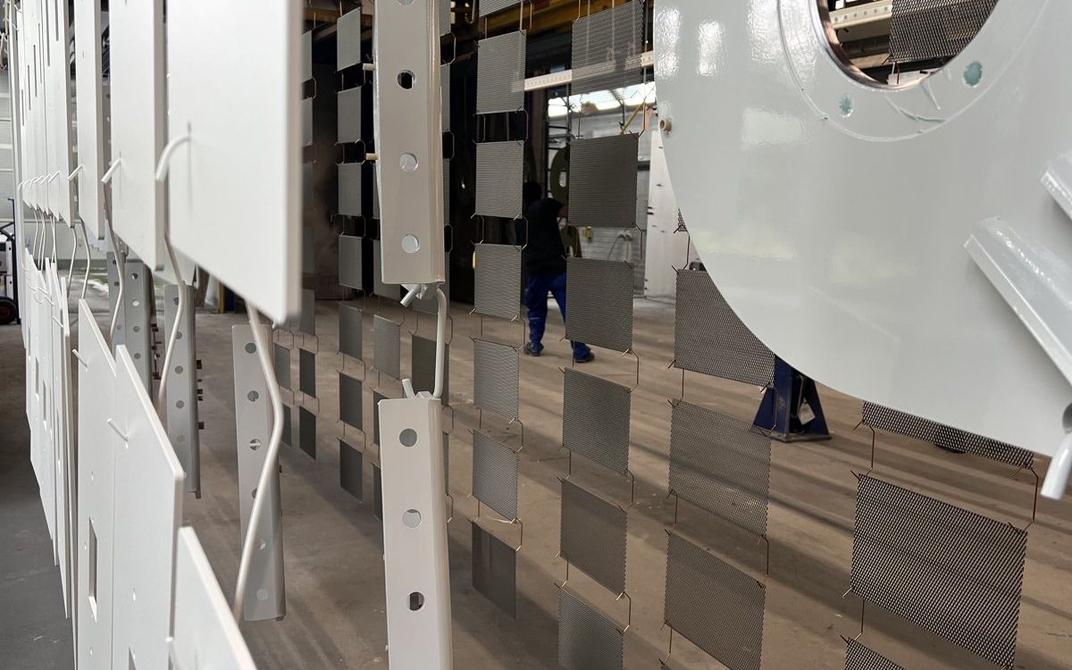 Weiß beschichtete Bauteile an der Anlage