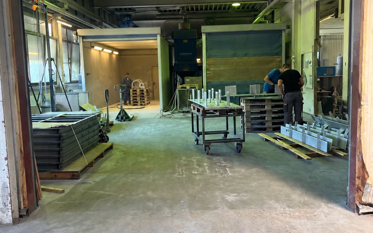 Strahlkabine in der Halle
